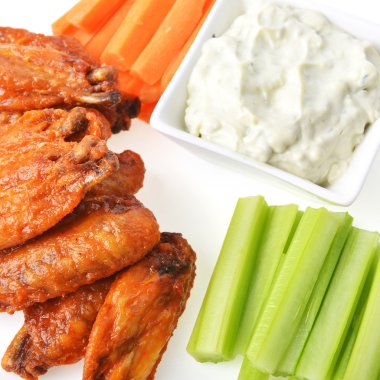 Tavuk kanadı taze sebze ile