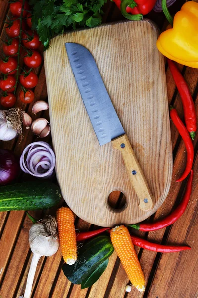 Fresh vegetables and cutting board — Stock Photo, Image