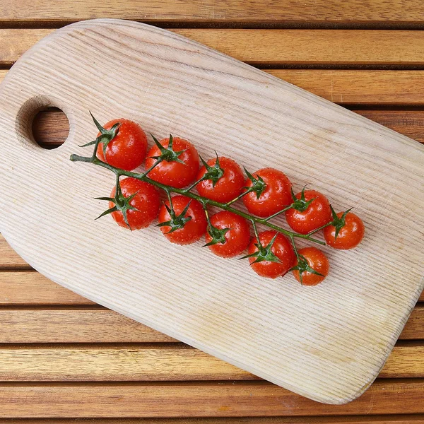 Červená rajčata s pobočkou — Stock fotografie