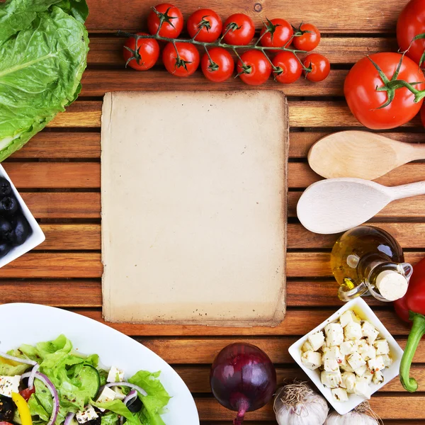 Salad with feta cheese and fresh vegetables — Stock Photo, Image