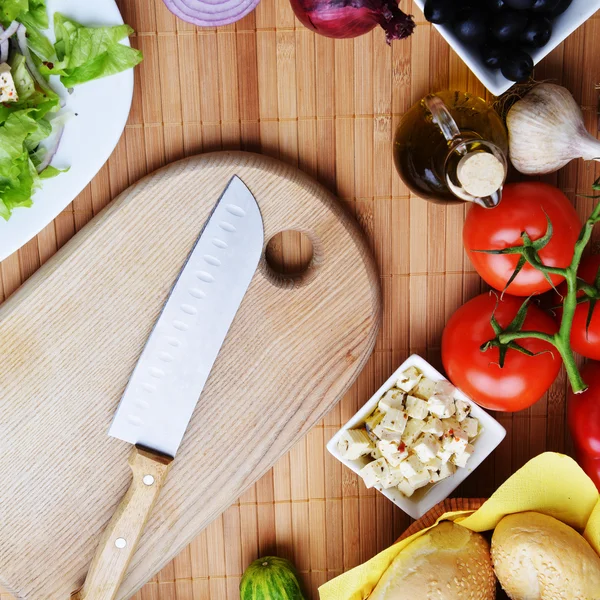 Salada com queijo feta e legumes frescos — Fotografia de Stock