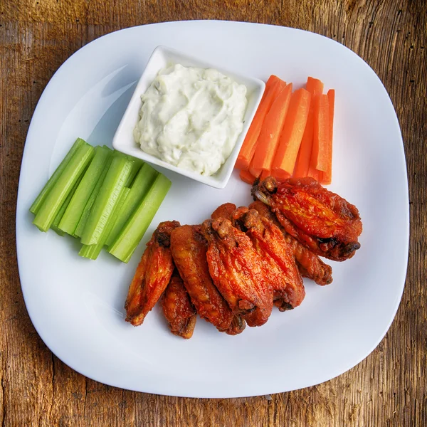 Ali di pollo con sedano e carota — Foto Stock