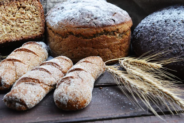 Pão fresco com pães e trigo — Fotografia de Stock
