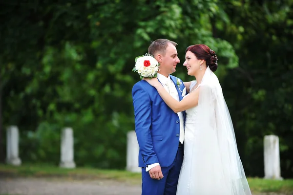 Gelukkige bruidegom en de bruid — Stockfoto