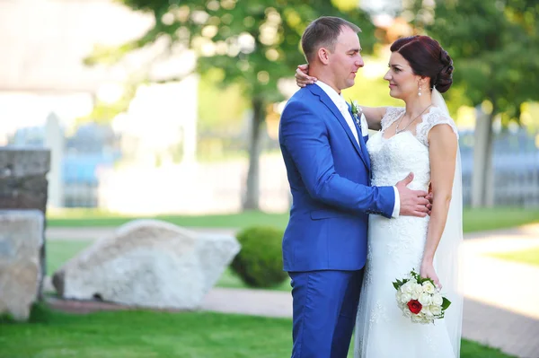 Щасливий наречений і наречена — стокове фото