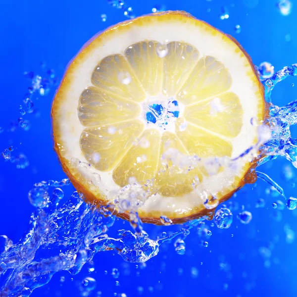 Fatia de limão em água azul — Fotografia de Stock