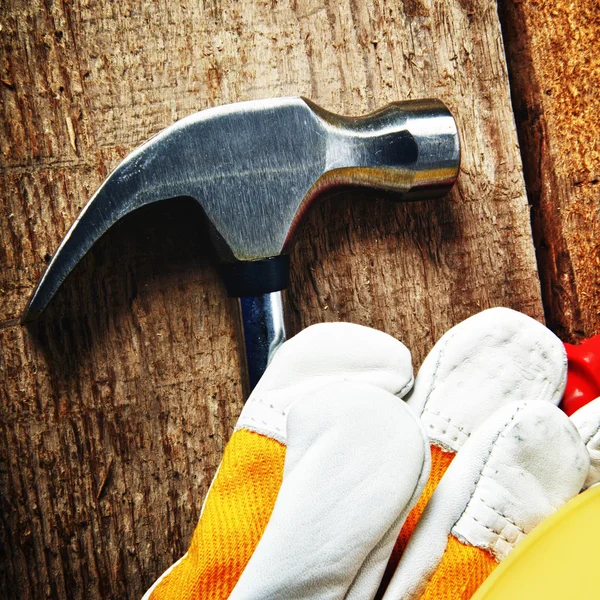 Martillo metálico y guantes — Foto de Stock