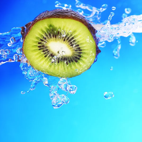 Slice of kiwi in blue water — Stock Photo, Image