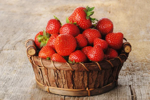 Καλάθι με ώριμες φράουλες — Φωτογραφία Αρχείου