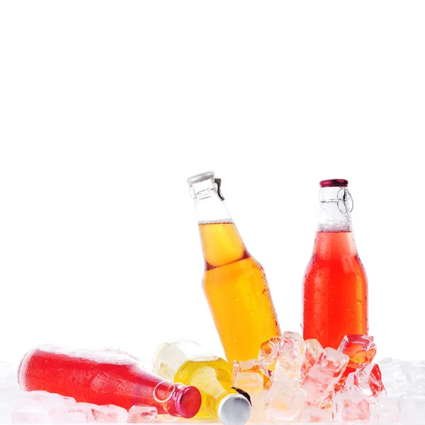 Bottiglie con bevanda in ghiaccio — Foto Stock