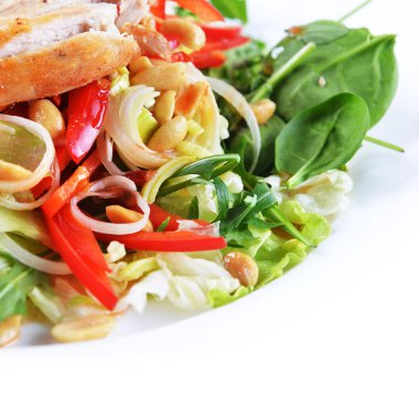 Kızarmış tavuklu salata.