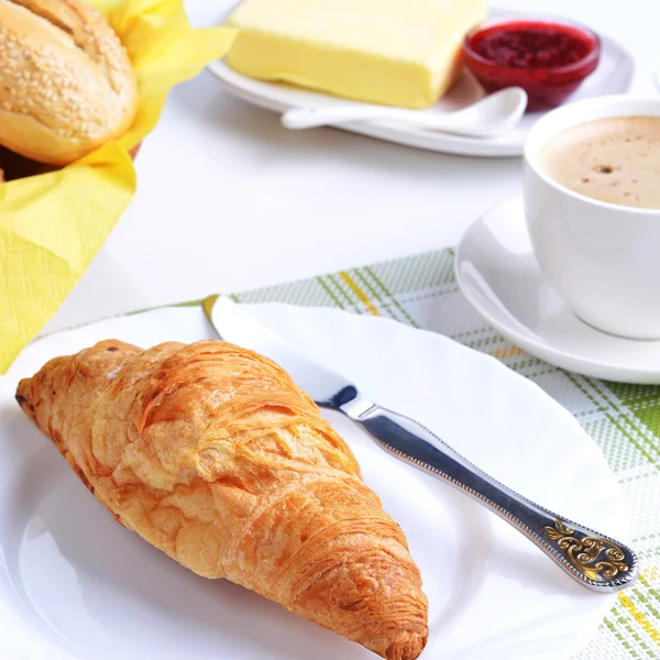 Coffee, buns, butter and jam — Stock Photo, Image