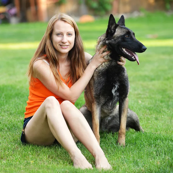 Vrouw spelen met hond — Stockfoto