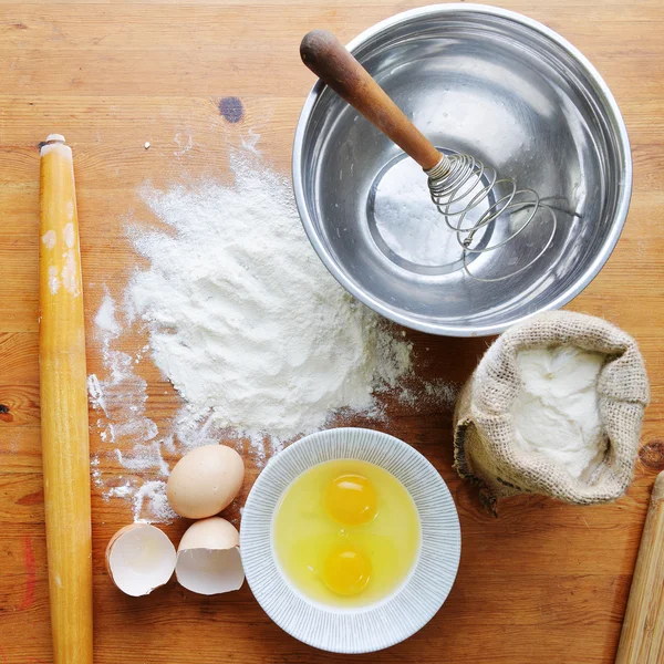 擀面杖、 鸡蛋和面粉 — 图库照片