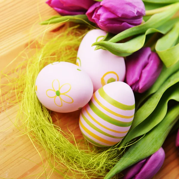 Velikonoční vajíčka a tulipány — Stock fotografie