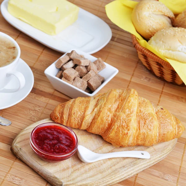 Croissant en kopje koffie — Stockfoto