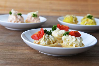 Tartlets krem ve dereotu ile