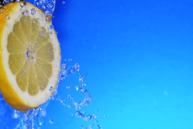 Dilim limon kabarcıkları ile