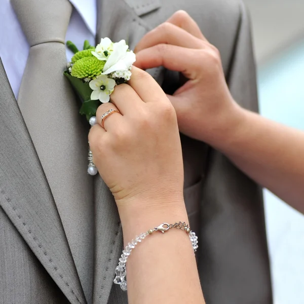 Corsages op jas van bruidegom bruiloft — Stockfoto