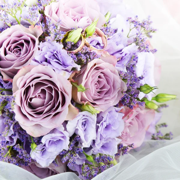 Flores roxas com anéis de casamento — Fotografia de Stock