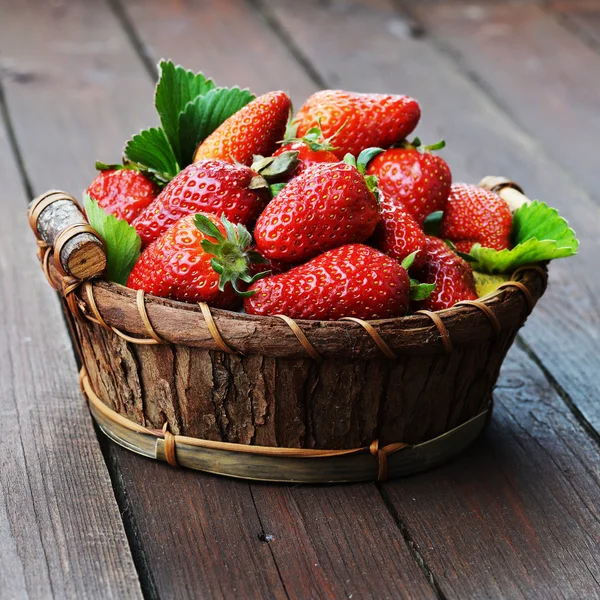 Frische und schmackhafte Erdbeeren — Stockfoto