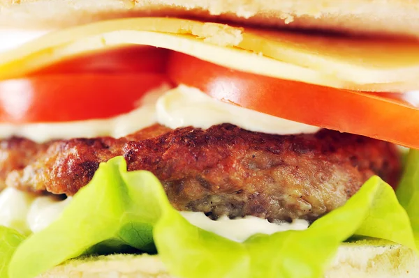 Hamburger con cotoletta e verdure — Foto Stock