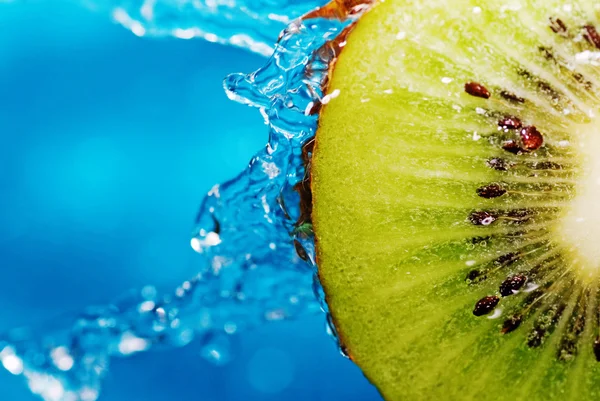 Water drops on slice of kiwi — Stock Photo, Image
