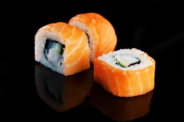 Sushi z łososiem na czarnym tle — Zdjęcie stockowe