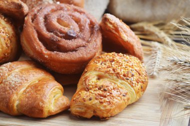 Masanın üzerine lezzetli taze çörek