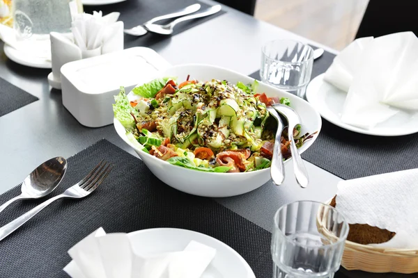 Leckerer Salat auf dem Teller — Stockfoto