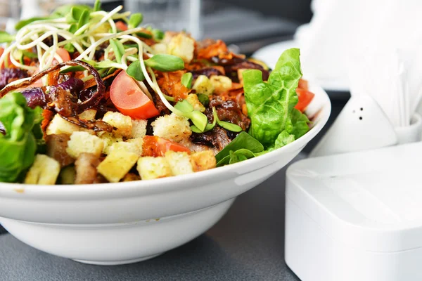 Salada saborosa em prato — Fotografia de Stock