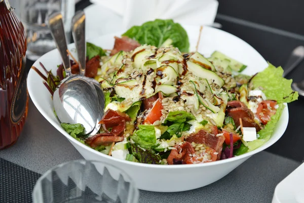 Salada saborosa em prato — Fotografia de Stock