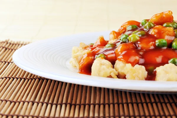 Comida china en el plato de cerca — Foto de Stock