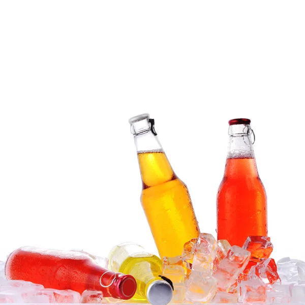 Botellas con bebida en hielo — Foto de Stock