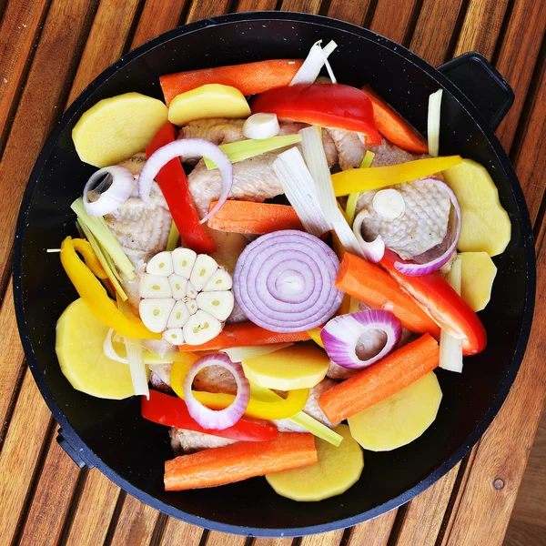 Свіжі овочі і курка крупним планом — стокове фото