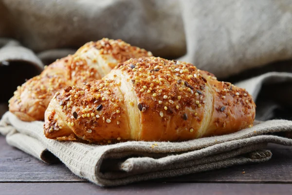 Heerlijke verse broodjes op tafel — Stockfoto