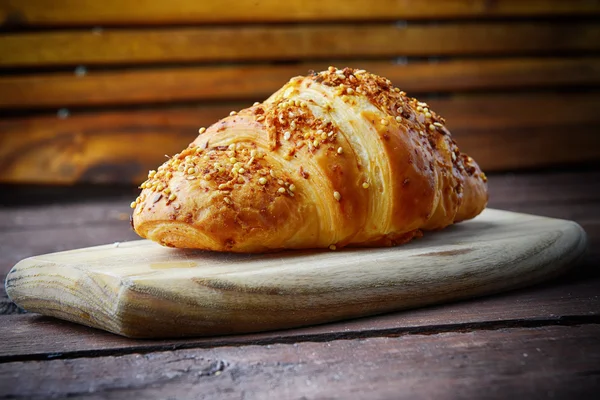 Heerlijke verse broodje op tafel — Stockfoto