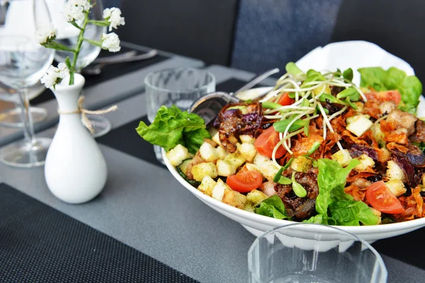 Salada fresca colorida na chapa — Fotografia de Stock