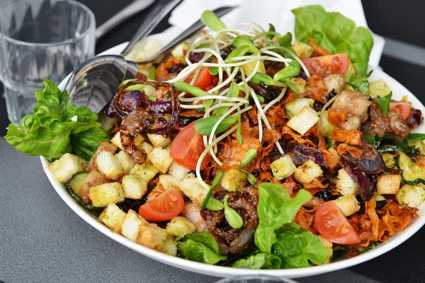 Salada fresca e saborosa — Fotografia de Stock