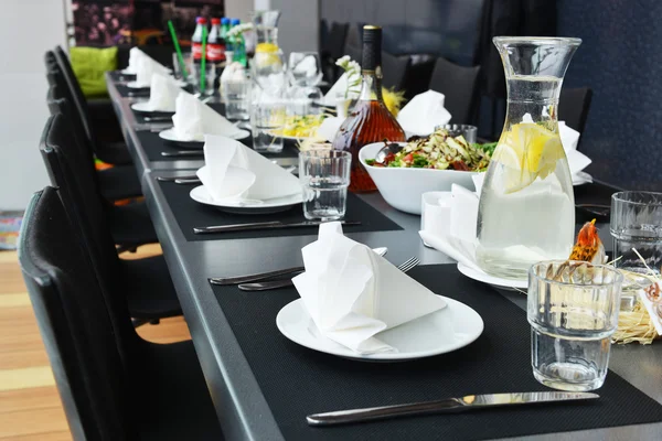 Tisch mit Essen und Trinken — Stockfoto