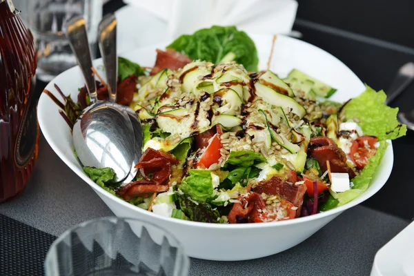 Fresh and tasty salad — Stock Photo, Image