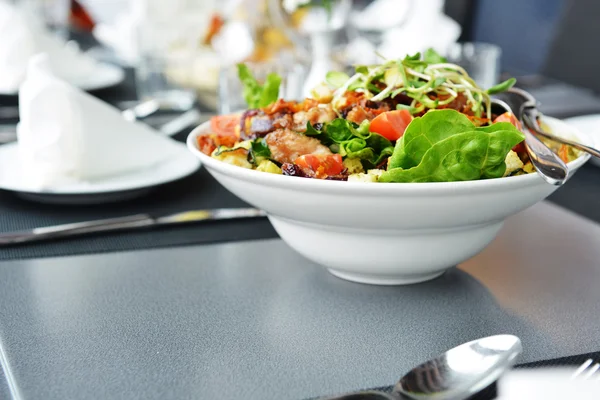 Salada fresca e saborosa — Fotografia de Stock