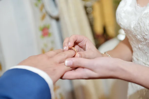 Mains du marié et de la mariée — Photo