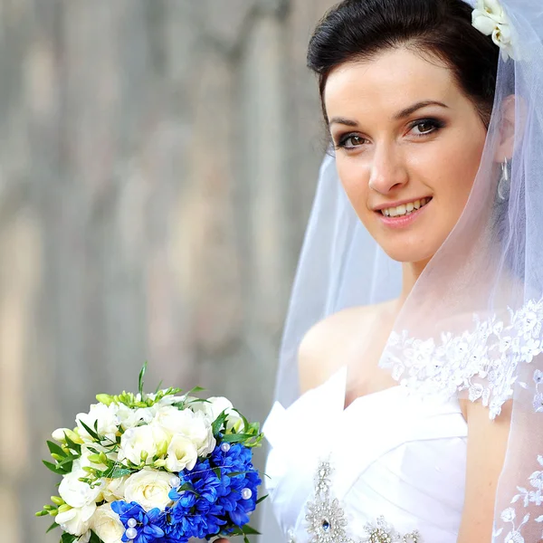 Hermosa novia con flores — Foto de Stock