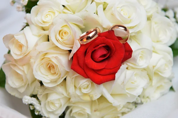Anneaux de mariage et bouquet de mariée — Photo