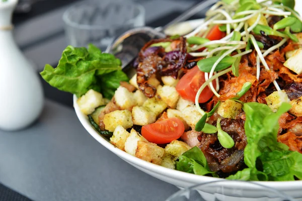 Fersk og velsmakende salat – stockfoto