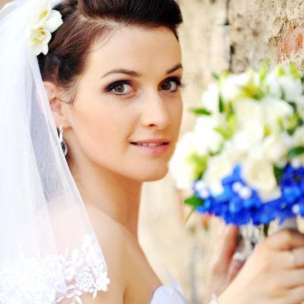 Hermosa novia con flores —  Fotos de Stock
