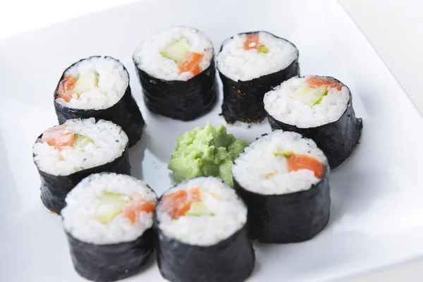 Deliciosos rolos de sushi — Fotografia de Stock