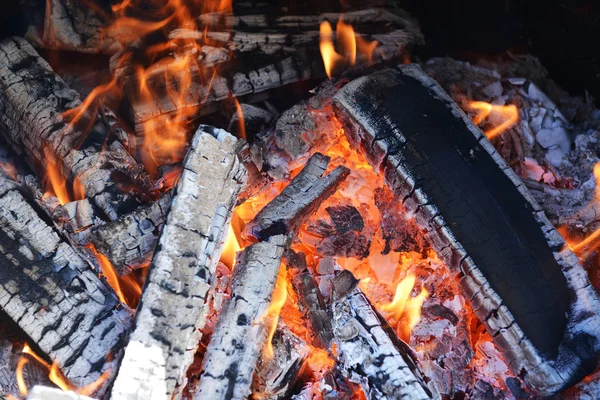 Fuego en la chimenea de cerca — Foto de Stock