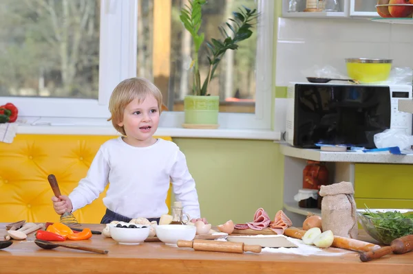 Menino ajuda mãe a preparar pizza — Fotografia de Stock